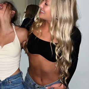 Black cropped long sleeve top! Perfect going out top!